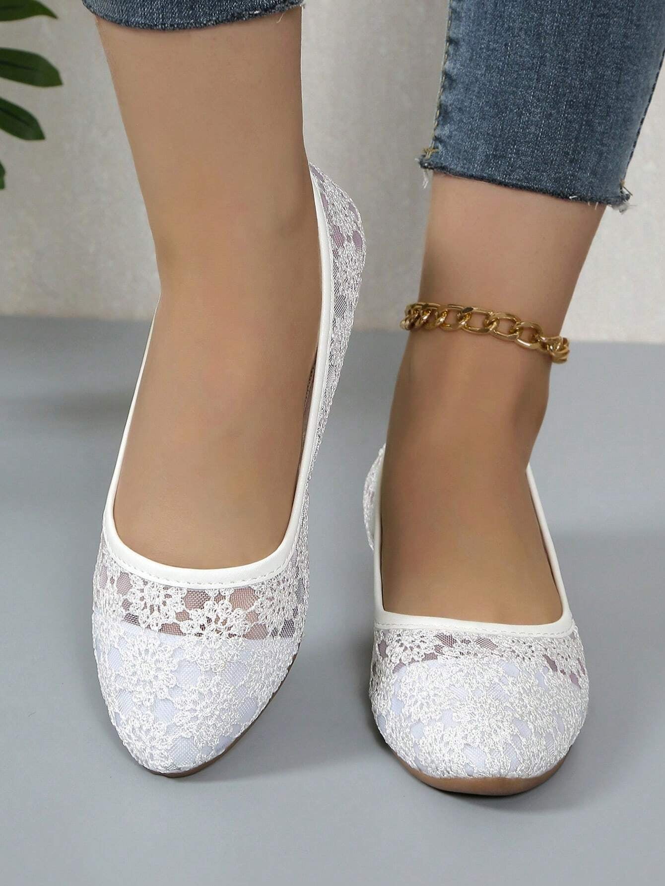 Elegant Women's Floral Lace Ballet Flats - Breathable Soft-Soled Slip-Ons for Comfort and Style